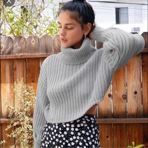 Urban Outfitters Mia Turtleneck Cropped Gray Sweater M - Picture 1 of 6